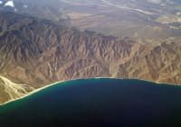 Immagine aerea della costa aspra ed arida della Baja California