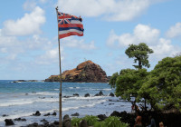 La bandiera delle Hawaii sventola su una spiaggia ad Hana Maui